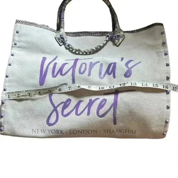 Victoria’s Secret Fashion Show Tote Beach Bag, Cream with Purple Snake Skin New! - Picture 8 of 9